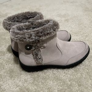 Khombu Women's Iris White Suede Leather Ankle Boot Size: 8